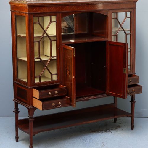 Een Edwardian buffetkast, ca. 1910 Mahogany veneer on oak, fitted with piping in&hellip;