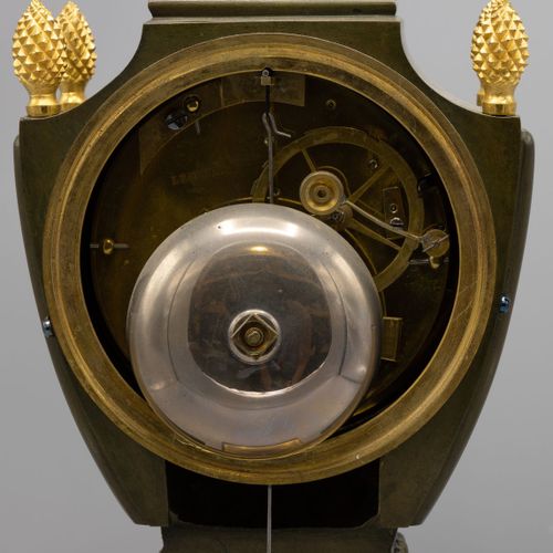Een Empire vaaspendule, Lesieur à Paris, Frankrijk ca. 1810 鎏金和绿褐色的铜制表壳，花瓶上有半球形，&hellip;