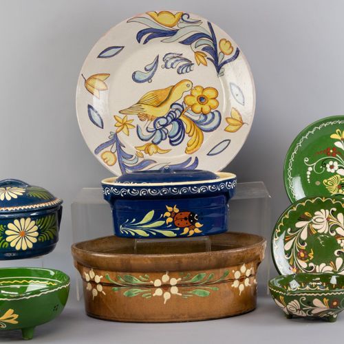 Een kavel Mediterraans serviesgoed 陶器，多色彩绘，两个汤锅，两个带碟子的水果碗，无盖汤锅和一个碟子。A最大高度14.5厘米，&hellip;