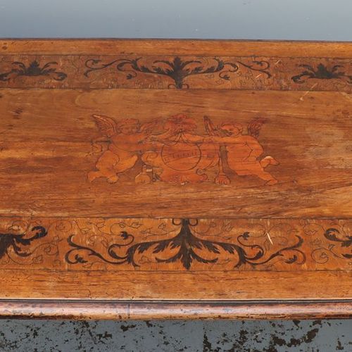 Een barok tafel, vermoedelijk Frankrijk/Noord-Italië 17e eeuw 胡桃木，桌面上有镶嵌物，装饰有围绕着&hellip;