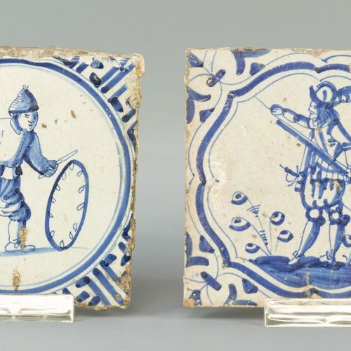 Twee Wanli tegels, Delft, Holland, 17e eeuw 蓝白色陶器，一个有火枪手的装饰，另一个有玩箍的男孩的装饰--角落被粘住。&hellip;