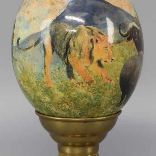 Een struisvogelei 印有非洲五大洲的装饰，铜质底座。A h. 20 cm