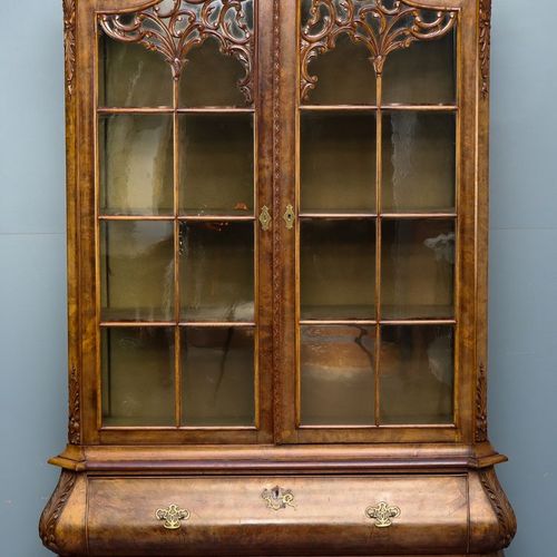 Een vitrinekast, einde 19e eeuw En placage de noyer, sur socle à 1 tiroir, l'ens&hellip;