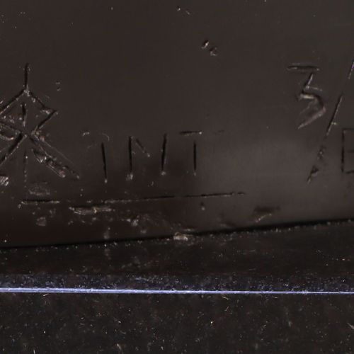 Riky van Lint (1935) Salut d'amour 青铜质地，经过黑色处理，有签名和编号的3/8，大理石底座上。A h. 66 cm