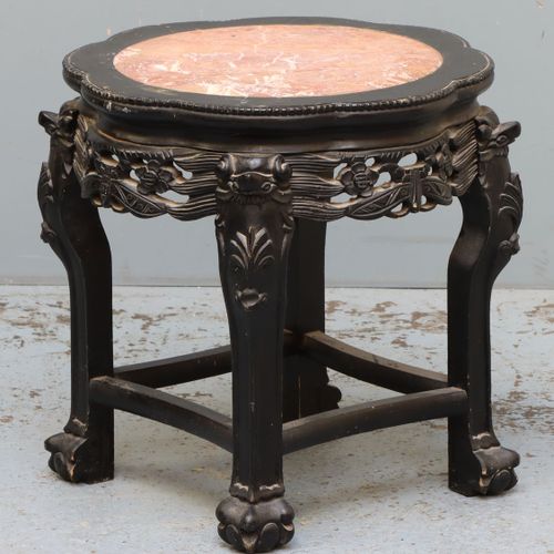 Een hocker, China midden 20e eeuw Blackened wood with carved floral decor and re&hellip;