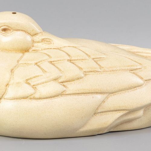 Gra Rueb (1885 - 1972) Rustende eend 陶器，有图案，由Goedewaagen执行，1928-1935年--尖端的翅膀断了，有&hellip;