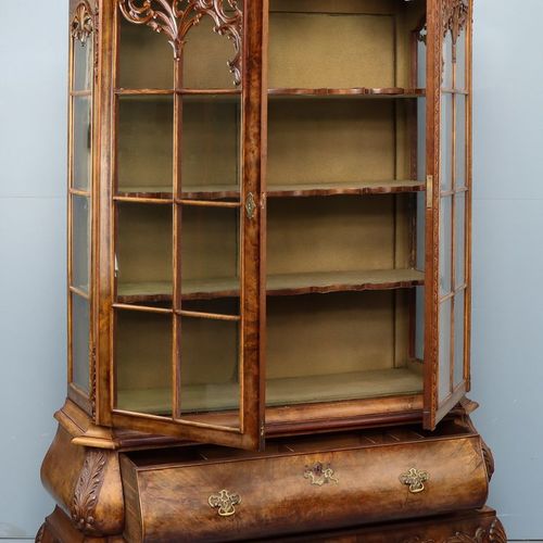 Een vitrinekast, einde 19e eeuw Walnut veneer, on 1 drawer base, the whole fitte&hellip;