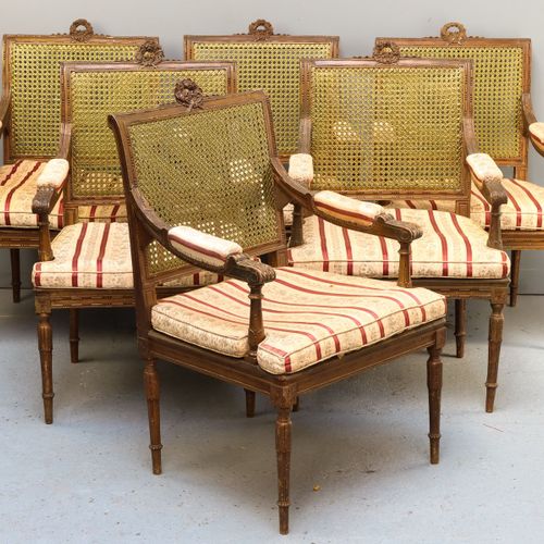 Een serie van 6 Louis XVI armstoelen 古铜色的果木，有网状的座椅和靠背，冠以花环图案，完全靠在有凹槽的腿上，都有可拆卸的坐垫&hellip;