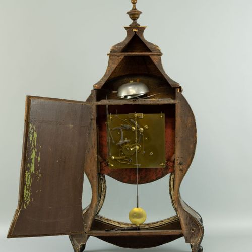Een samengestelde consoleklok, Frankrijk, 18e eeuw en later 搪瓷表盘的时钟，装在古色古香的木箱里。宽&hellip;