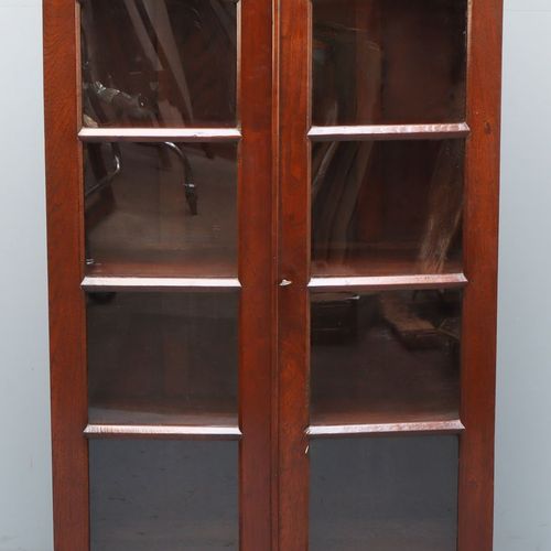 Een boekenkast 柚木，两扇玻璃门。宽度：149 x 宽度：91 x 深度：35.5厘米