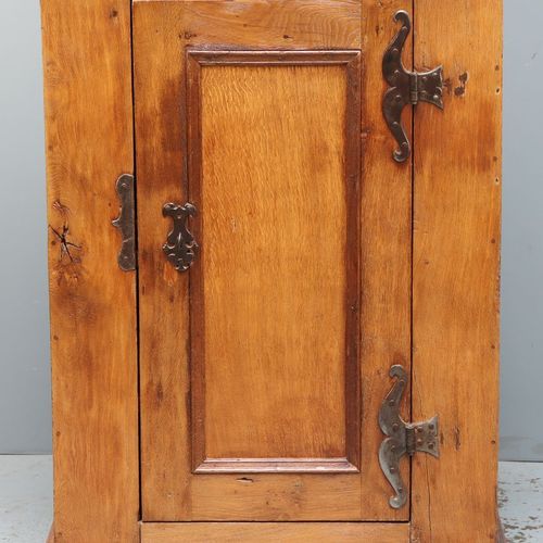 Een spinde / broodkast, 18e eeuw 橡木，带锻铁配件，拖鞋腿和一个门，门后有三个架子。宽度：128 x 宽度：93 x 深度：45&hellip;