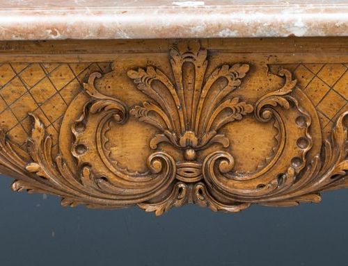 Een Rococo wandtafel, Frankrijk midden 18e eeuw En noyer, modèle généreux, à déc&hellip;