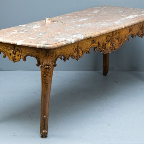 Een Rococo wandtafel, Frankrijk midden 18e eeuw En noyer, modèle généreux, à déc&hellip;