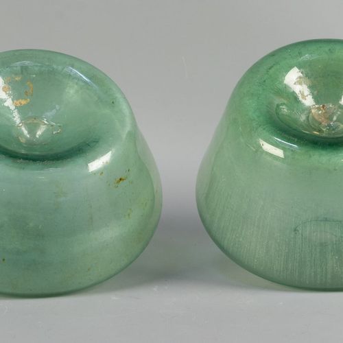 Twee antieke dikbuikige flacons Dickwandiges meergrünes Glas, mundgeblasen. B+ H&hellip;