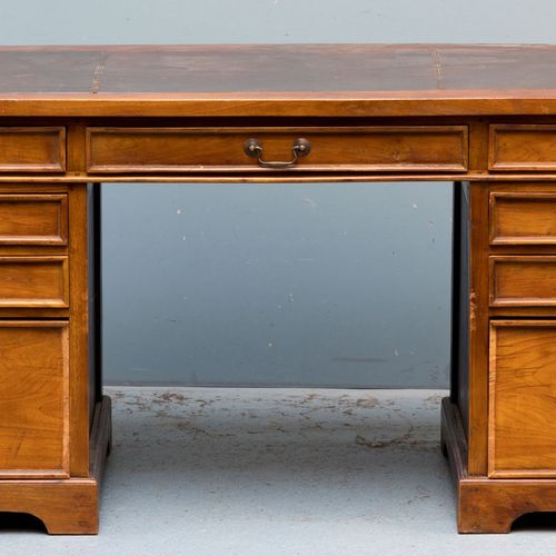 Een bureau plat Teck, dessus avec trois tiroirs et champ d'écriture en cuir brun&hellip;