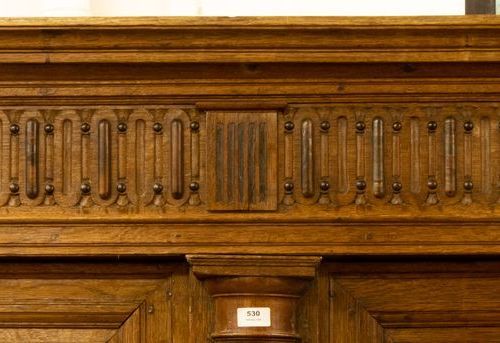 Een panelenkast, Holland 17e eeuw 橡木，镶板门两侧有凹槽半柱，装有熏黑的细节，内部是架子。宽度209×宽度180×深度68厘米