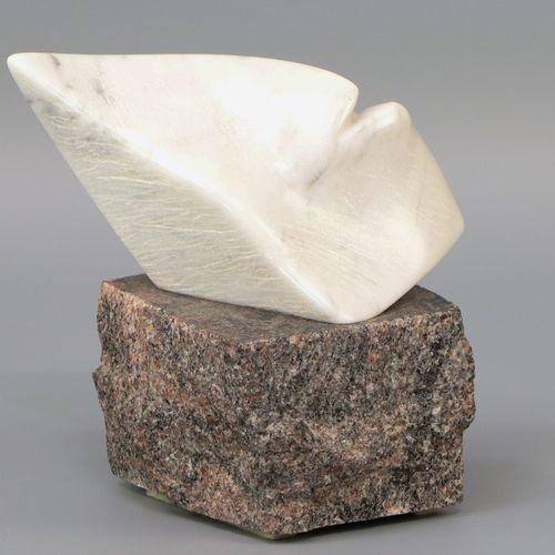 Hans Bos (1938) Amor Volak 天然石底座上的白色大理石雕塑，底部有签名和日期2003年--边缘有小缺口。宽度12厘米