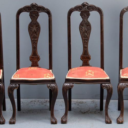 Een serie van zes Chippendale stijl eetkamerstoelen, 19e eeuw 榆木，两把扶手椅用绿色布装饰，其他四&hellip;
