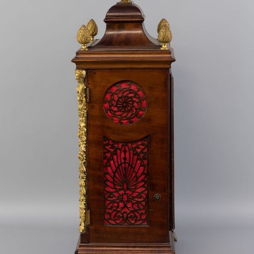 Een bracketklok, Harry & Sons, London, ca. 1800 带有日期指示和月相的发条，桃花心木饰面的橡木箱，带有鎏金青铜装饰&hellip;