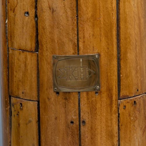 SCHEEPSKOMPAS 带有软铁补偿球的标准指南针。在橡木底座上。Kelvin & Hughes LTD在英国制造。卡布亚'A'型 序号929 约1950年&hellip;