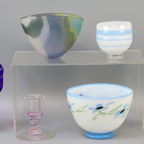 Een kavel divers glaswerk 都是部分多色的，一个烛台，一个杯子，3个花瓶和一个碗。A- h. 8 - 22 cm