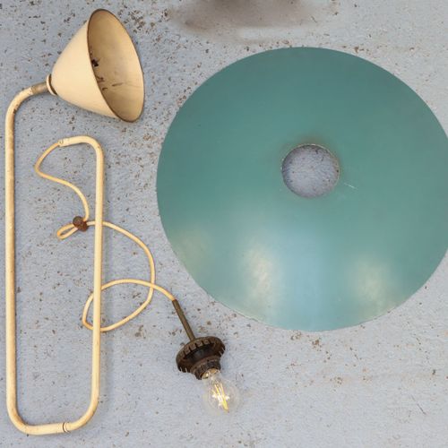 Een vintage schotel hanglamp, jaren '50/'60 蓝色漆面金属，有角度的悬挂系统 - 内盖丢失。B/C ø盘子：55厘米