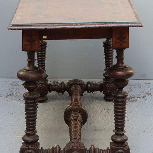 Een barok tafel, vermoedelijk Frankrijk/Noord-Italië 17e eeuw Nussbaum, die Tisc&hellip;