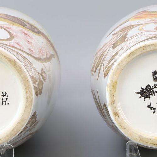 Een paar moderne replica Rozenburg vazen Porcelain, with polychrome decor of phe&hellip;