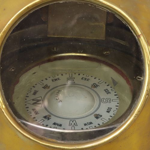 Een scheepskompas Kardanisch aufgehängter Kompass in einem Gehäuse aus Kupfer, M&hellip;