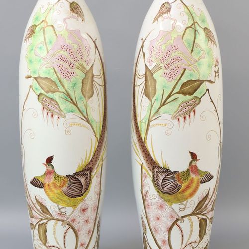 Een paar moderne replica Rozenburg vazen 瓷器，花枝间有多色装饰的野鸡。A- h. 46.5厘米
