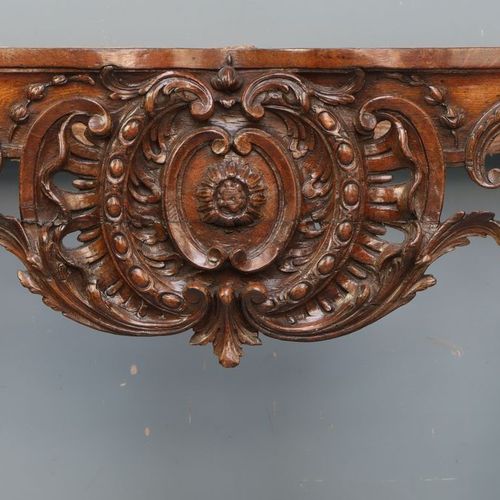 Een barok console tafel, Holland vroege 18e eeuw 丰富的橡木雕刻，装饰有玫瑰花、C型涡旋、棕榈花和龙，装有扇形脉&hellip;