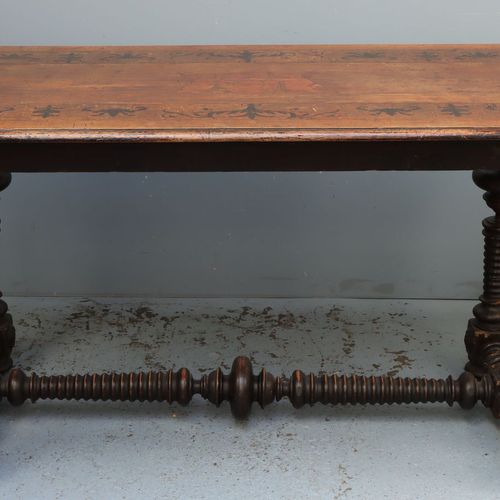 Een barok tafel, vermoedelijk Frankrijk/Noord-Italië 17e eeuw 胡桃木，桌面上有镶嵌物，装饰有围绕着&hellip;