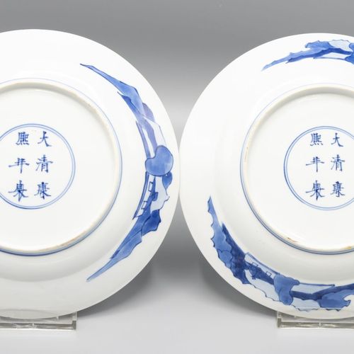 Een paar borden, China, Kangxi, ca. 1700 Porcelaine avec un décor bleu et blanc &hellip;