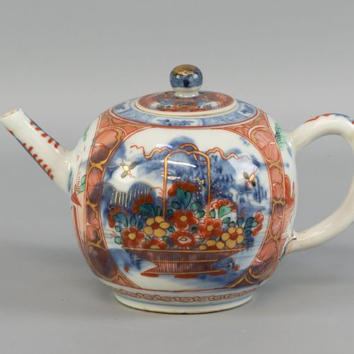 Een Amsterdams bont theepot, China, 18e eeuw 瓷器上有花篮和风景的多色装饰 - 盖子有一些剥落，壶嘴有微小的剥落，茶&hellip;