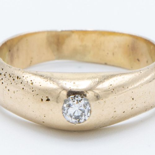 Een pinkring met diamantje 14克拉黄金，中央明亮型镶嵌在一个点上。A-尺寸17.5，4.1克