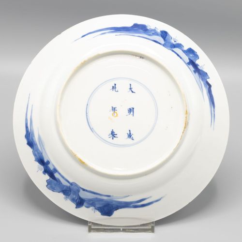 Een bord, China, Kangxi, ca. 1700 Porcelaine à décor bleu et blanc de longs leis&hellip;