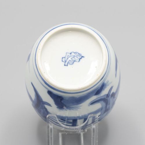 Een theebus, China, Kangxi, einde 17e eeuw Porcelain with blue and white decor o&hellip;