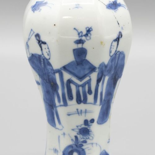 Een octagonaal balustervormig vaasje, China, Kangxi, 17/18e eeuw Porcelaine à dé&hellip;