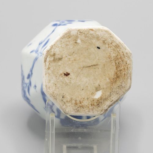 Een octagonaal balustervormig vaasje, China, Kangxi, 17/18e eeuw 瓷器上有青花装饰的两只长虱子-&hellip;