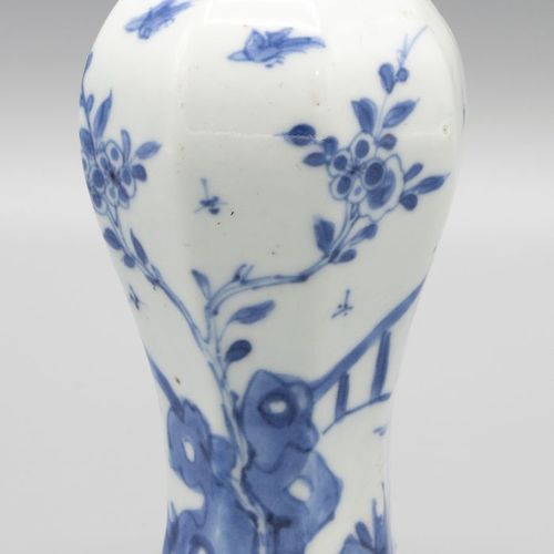 Een octagonaal balustervormig vaasje, China, Kangxi, 17/18e eeuw Porcelaine à dé&hellip;
