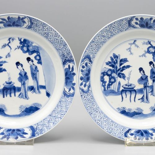 Een paar borden, China, Kangxi, ca. 1700 瓷器上有青花装饰的长蕾丝--毛边和片状。B ø 20.8 cm
