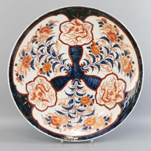 Een Imari schotel, Japan, Edo, 18e eeuw 瓷器上有多色装饰的凤凰和大大小小的卡口中的花卉图案 - 金色装饰磨损。A- h.&hellip;