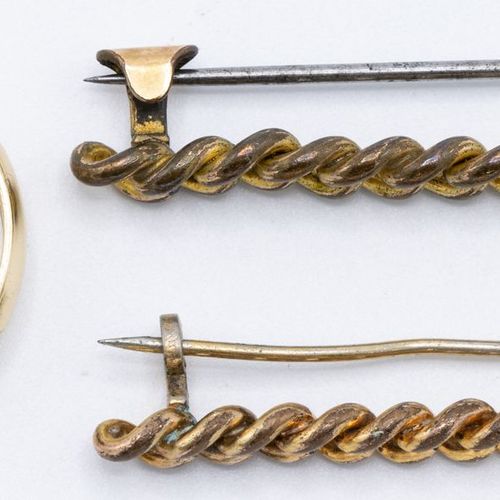 Een trouwring en 2 broches 14 crt. Gold, partly made from an antique watch chain&hellip;