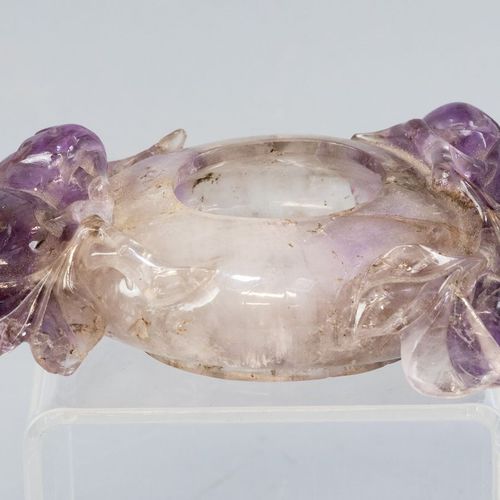 Null 刷盘，"刷子"，中国，约1900年由紫水晶切割而成，有桃子的装饰 - 裂缝B l. 13 cml.13厘米