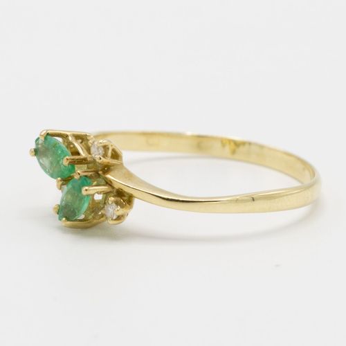 Null 镶嵌祖母绿和钻石的戒指14krt，2颗脐带式切割的祖母绿和3颗明亮型钻石。A-尺寸18尺寸18