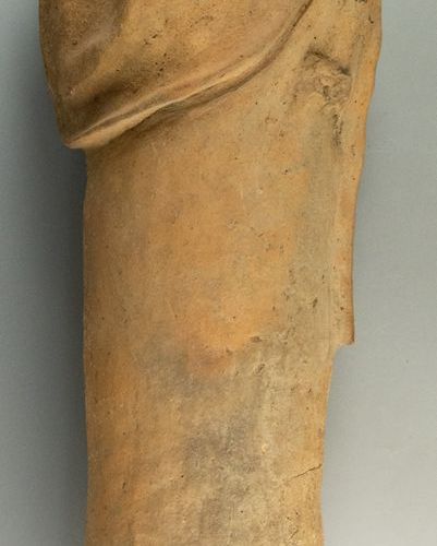Null 埃特鲁里亚兵马俑，一个青年的投票雕像，蒙面的年轻人，波浪形的头发，公元前2世纪中期。- 脚软，手有缺陷。包括主人的购买声明和1993年前的照片。宽高9&hellip;