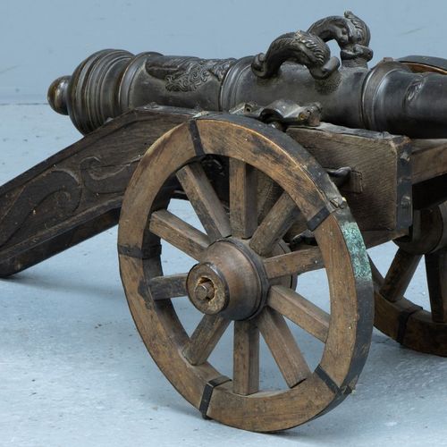 Null 一门装饰性的大炮，可能是19世纪末的青铜器，沿 "日期 "1671年铸造，印有城市的武器，放在木质金属边框的田字格里。宽72和102厘米，重11.5公&hellip;