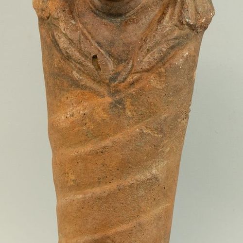 Null 一个包裹的孩子，伊特鲁里亚陶器，公元前3-2世纪。- 背面有烧伤的洞。包括主人的购买声明和1993年前的照片。A- h. 40厘米