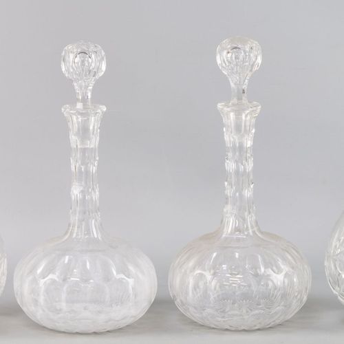 Null Two pairs of liqueur carafes Olive and star-cut crystal - 1 with limewash. &hellip;