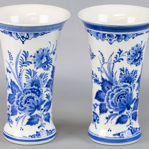 Null 一对烧杯花瓶，De Porceleyne Fles Delft，1973年陶器，有蓝白色的花纹装饰--1个颈部有胶粘的缺口。宽18厘米